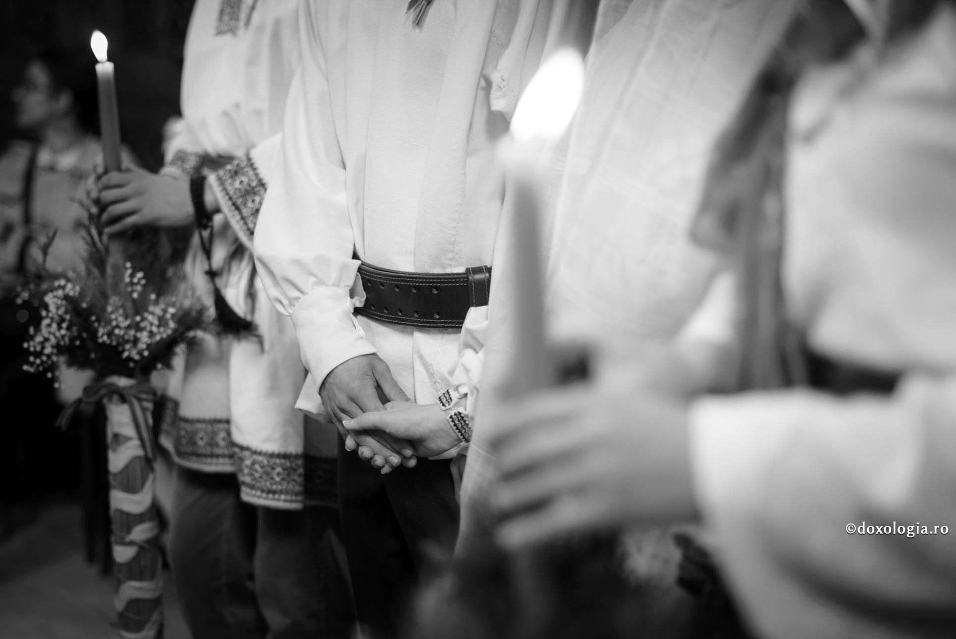 Viața de familie se aseamănă cu viața de mănăstire mai mult decât credem / Foto: Oana Nechifor lumânare aprinsă în mână