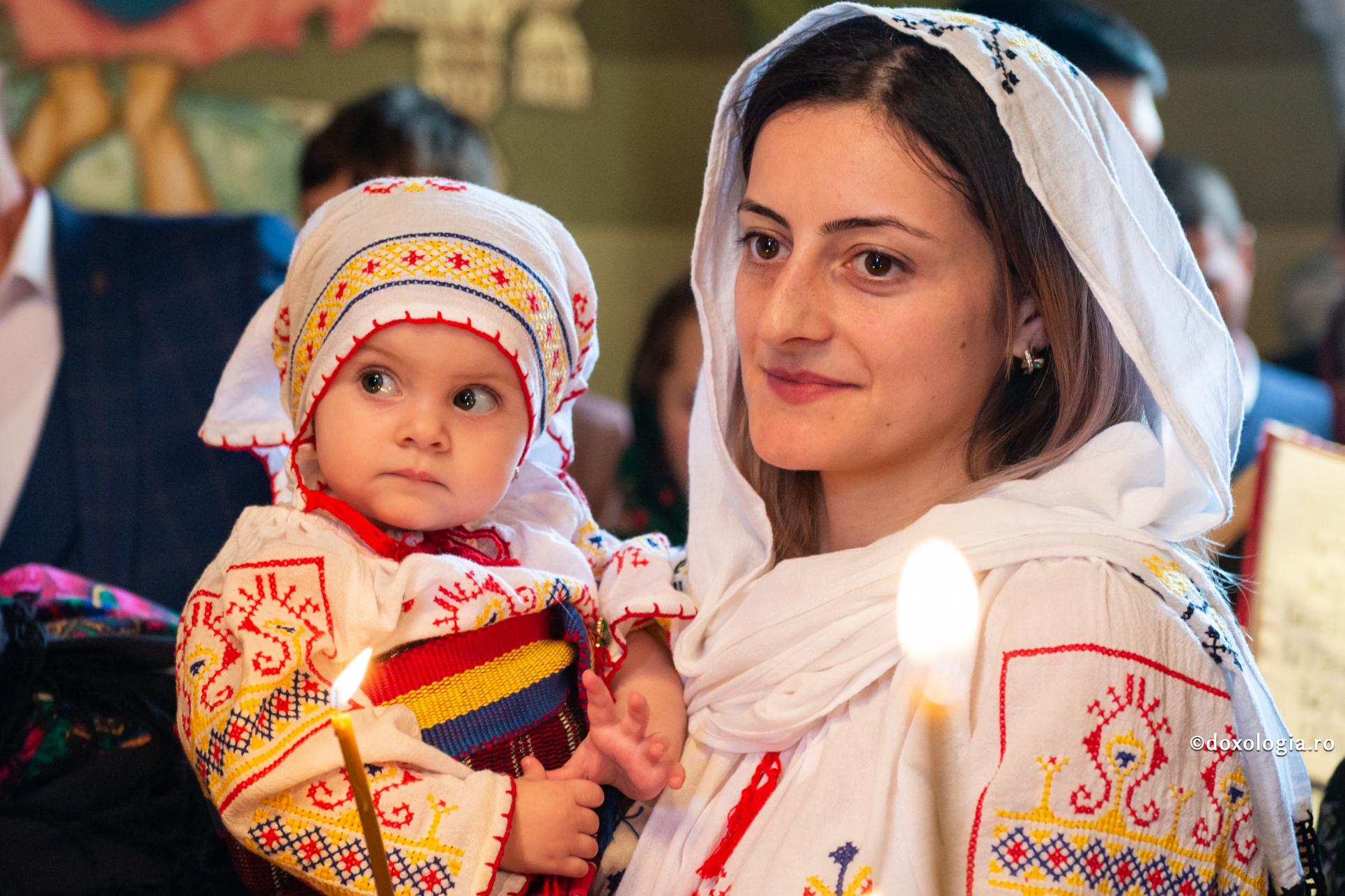 mama cu copilul în brațe