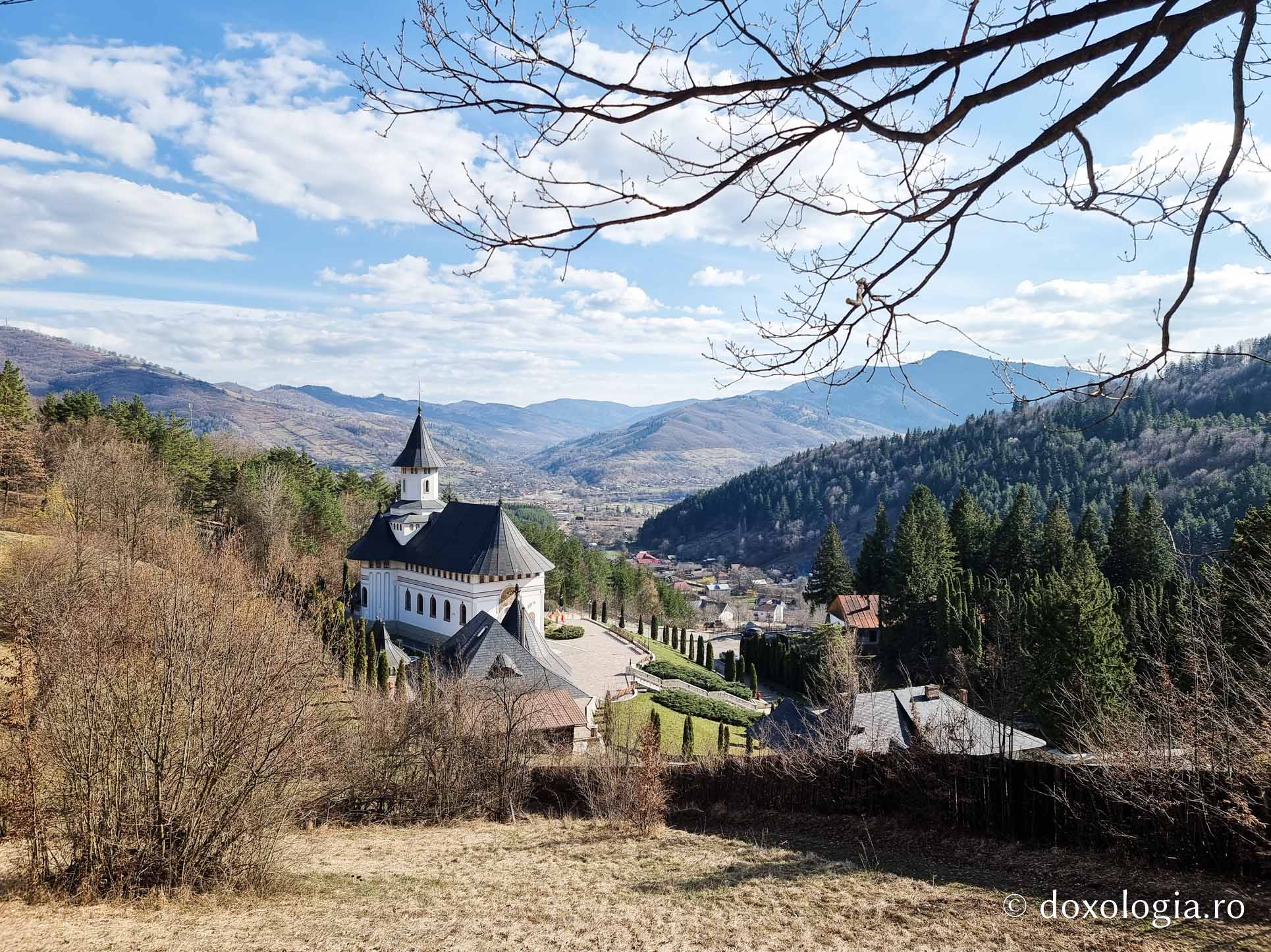 (Foto) Mănăstirea Pângărați în ajun de Buna Vestire