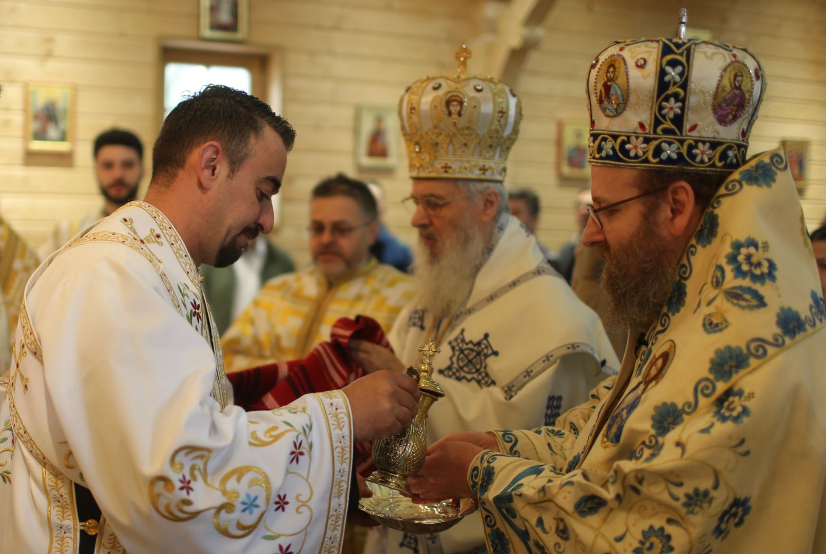 Doi ierarhi prezenți la hramul Parohiei „Buna Vestire” din München