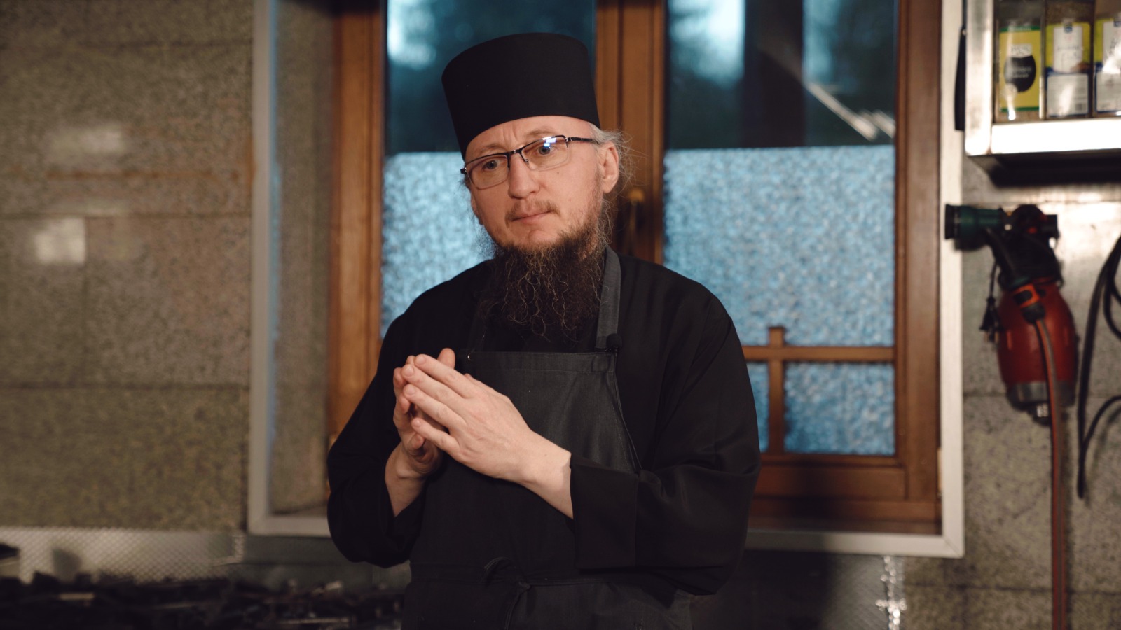 Din restaurante cu stele Michelin, în Munții Neamțului: povestea și tainele părintelui Silvan, bucătarul Mănăstirii Sihăstria