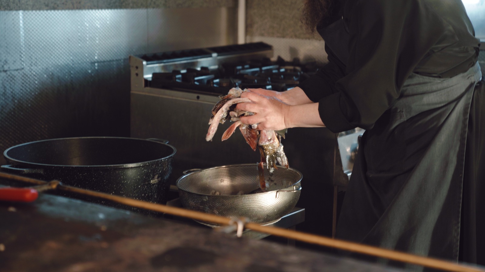 Din restaurante cu stele Michelin, în Munții Neamțului: povestea și tainele părintelui Silvan, bucătarul Mănăstirii Sihăstria