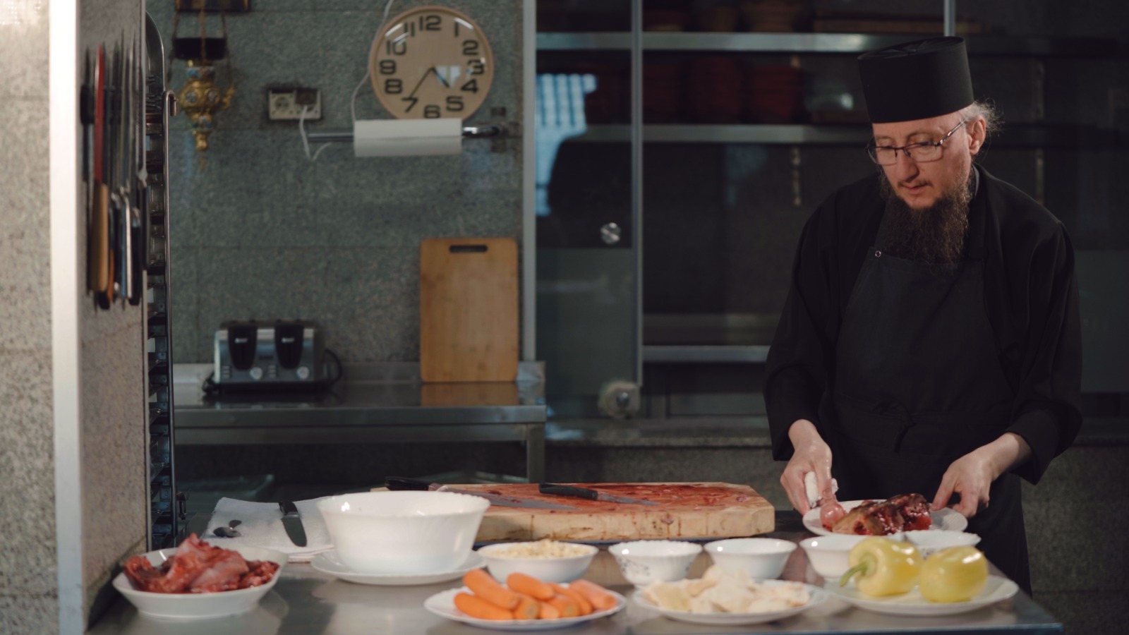 Din restaurante cu stele Michelin, în Munții Neamțului: povestea și tainele părintelui Silvan, bucătarul Mănăstirii Sihăstria