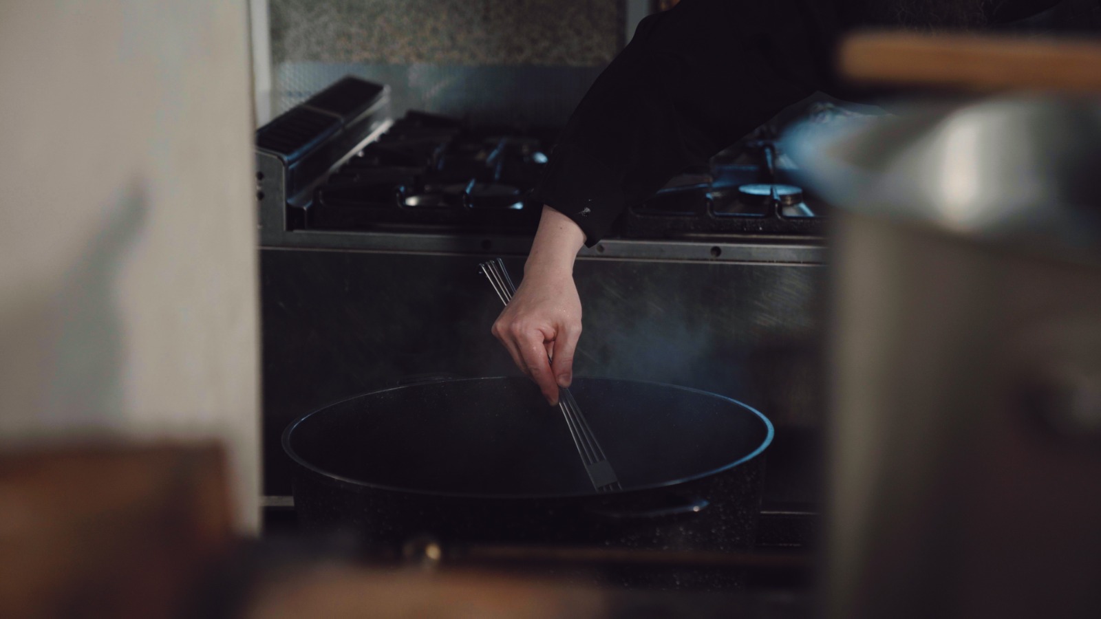 Din restaurante cu stele Michelin, în Munții Neamțului: povestea și tainele părintelui Silvan, bucătarul Mănăstirii Sihăstria