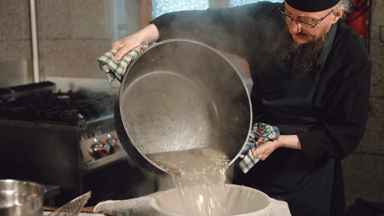 Din restaurante cu stele Michelin, în Munții Neamțului: povestea și tainele părintelui Silvan, bucătarul Mănăstirii Sihăstria