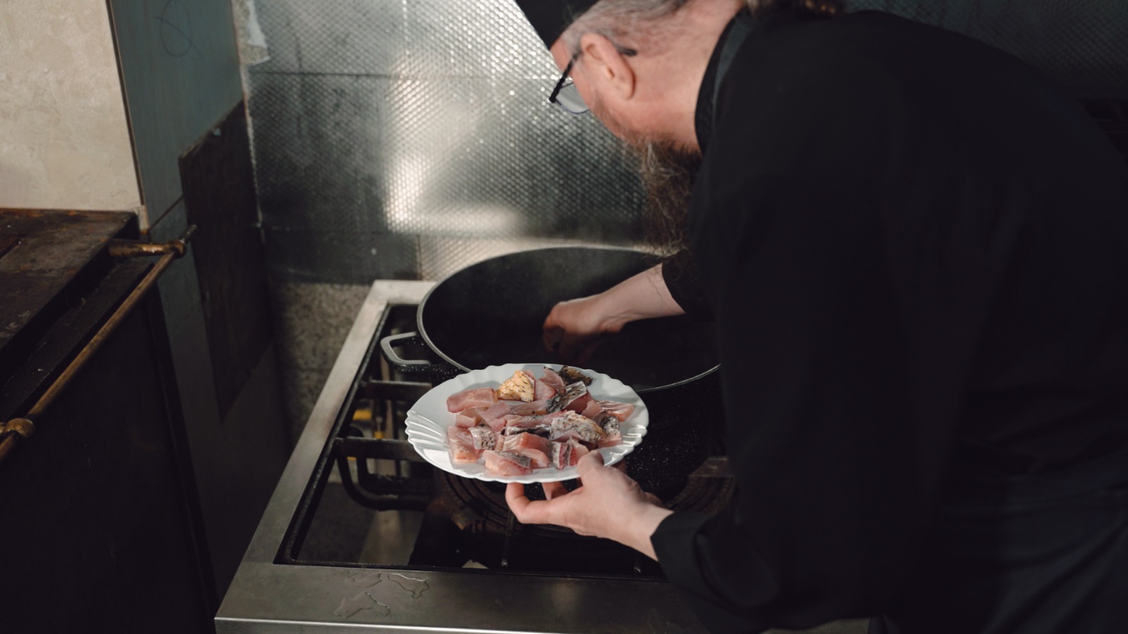 Din restaurante cu stele Michelin, în Munții Neamțului: povestea și tainele părintelui Silvan, bucătarul Mănăstirii Sihăstria