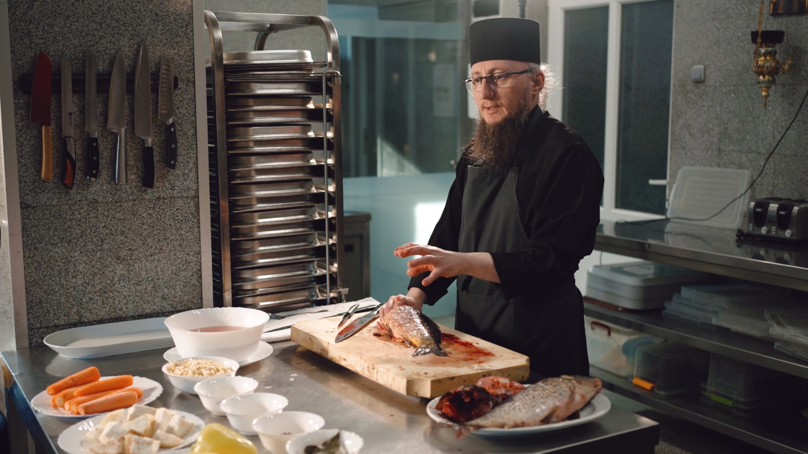 Din restaurante cu stele Michelin, în Munții Neamțului: povestea și tainele părintelui Silvan, bucătarul Mănăstirii Sihăstria