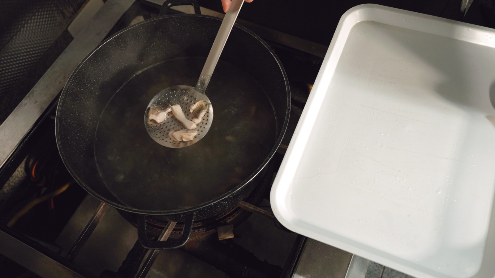 Din restaurante cu stele Michelin, în Munții Neamțului: povestea și tainele părintelui Silvan, bucătarul Mănăstirii Sihăstria