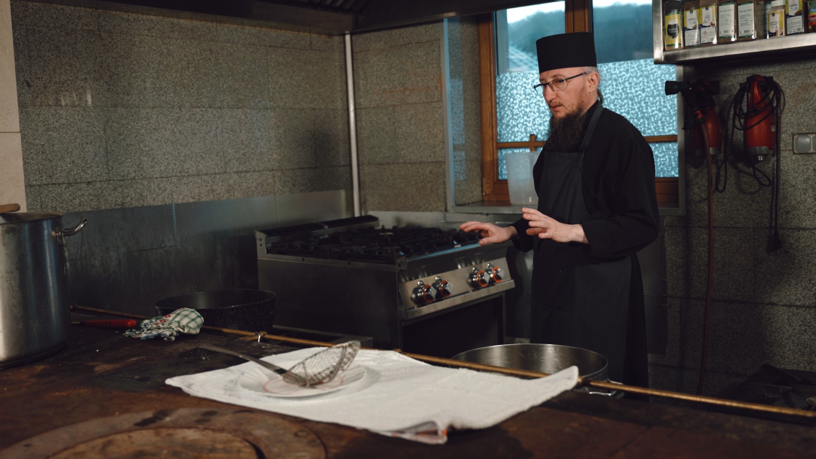 Din restaurante cu stele Michelin, în Munții Neamțului: povestea și tainele părintelui Silvan, bucătarul Mănăstirii Sihăstria