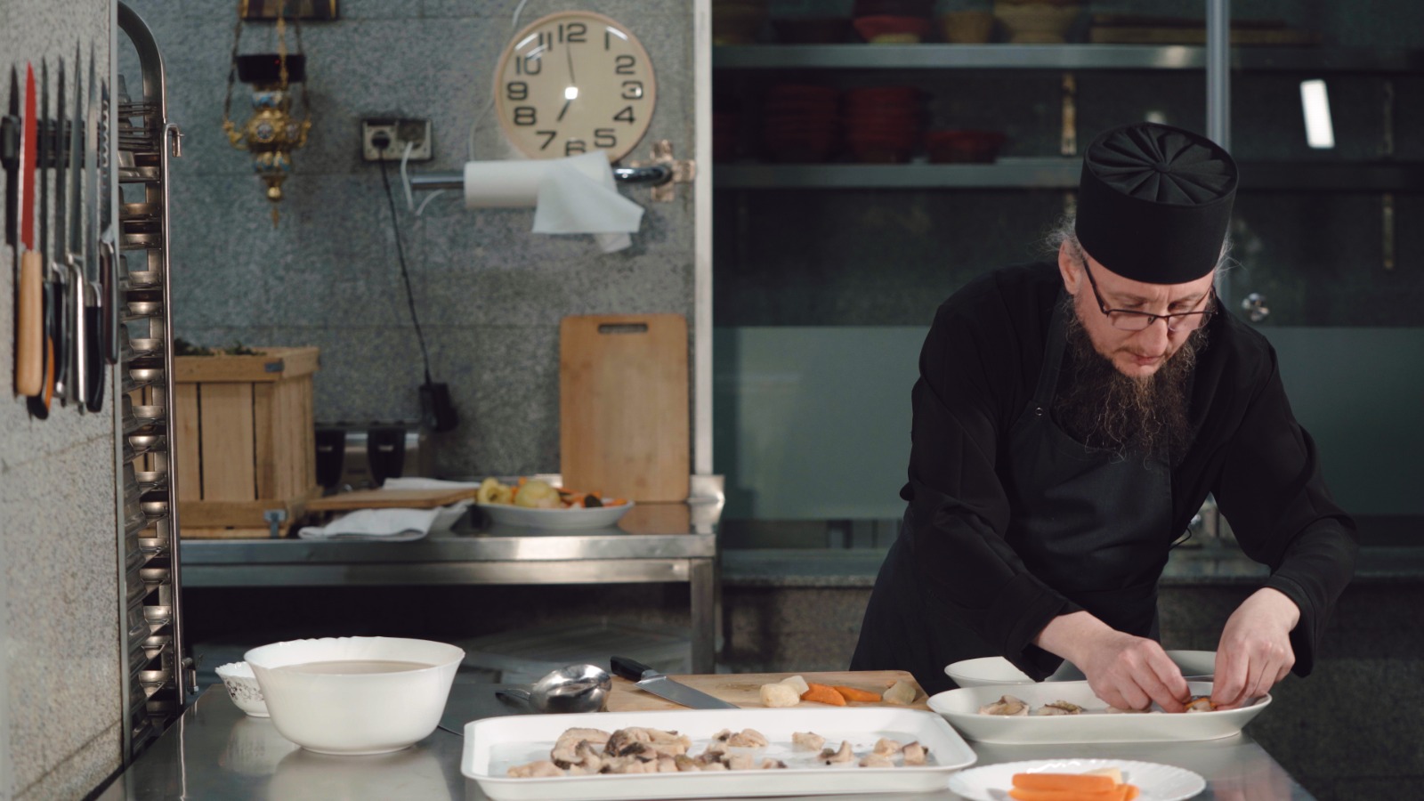 Din restaurante cu stele Michelin, în Munții Neamțului: povestea și tainele părintelui Silvan, bucătarul Mănăstirii Sihăstria