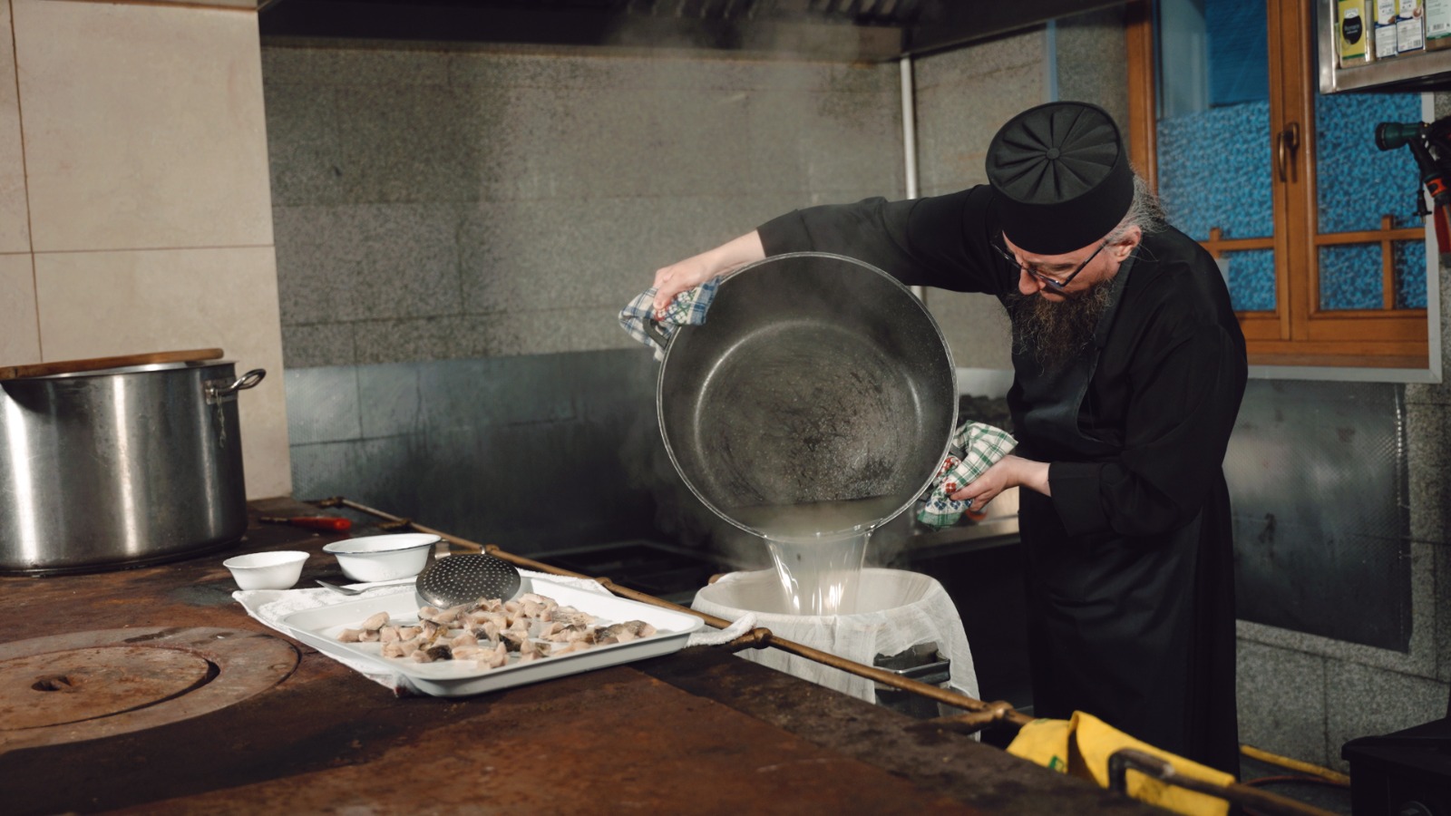 Din restaurante cu stele Michelin, în Munții Neamțului: povestea și tainele părintelui Silvan, bucătarul Mănăstirii Sihăstria