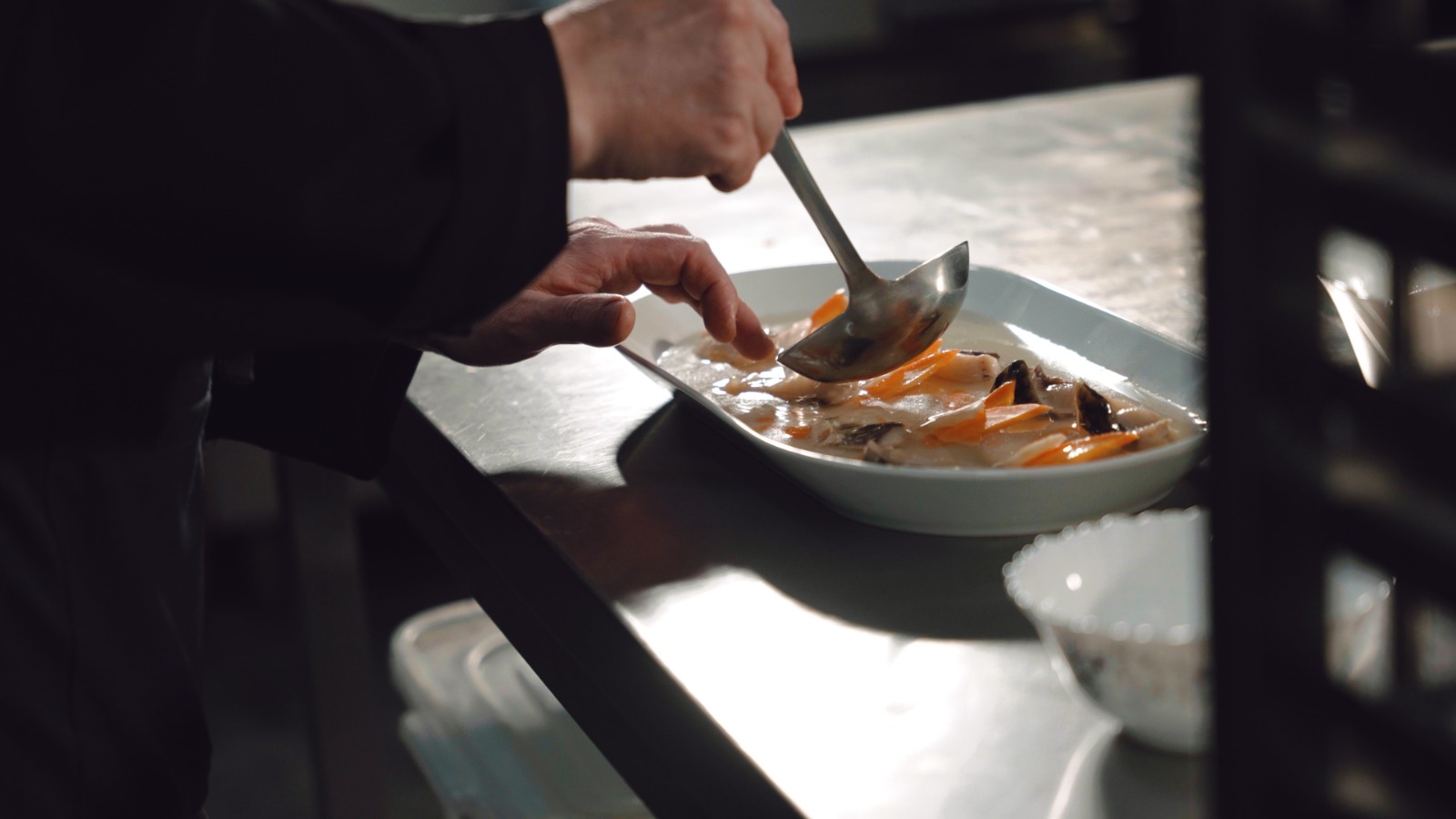 Din restaurante cu stele Michelin, în Munții Neamțului: povestea și tainele părintelui Silvan, bucătarul Mănăstirii Sihăstria