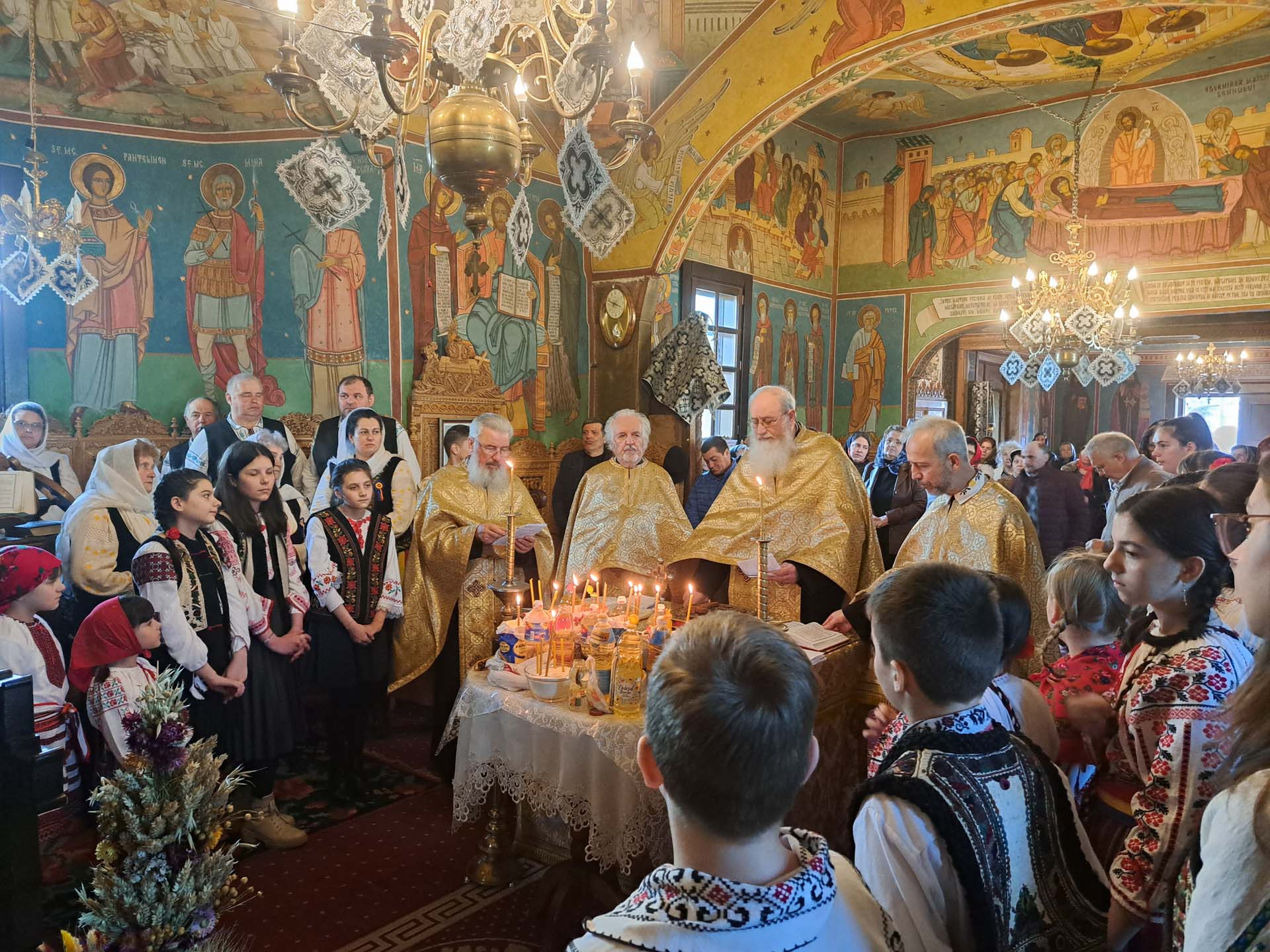 La Parohia „Sfinții Voievozi” Vânători-Neamț au fost susținute mai multe activități în cadrul Concursului „Tinerii și vârstnicii să laude numele Domnului”