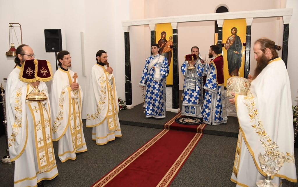 Foto: episcopiacaransebesului.ro PS Lucian a slujit în paraclisul „Buna Vestire” al Mănăstirii Nera