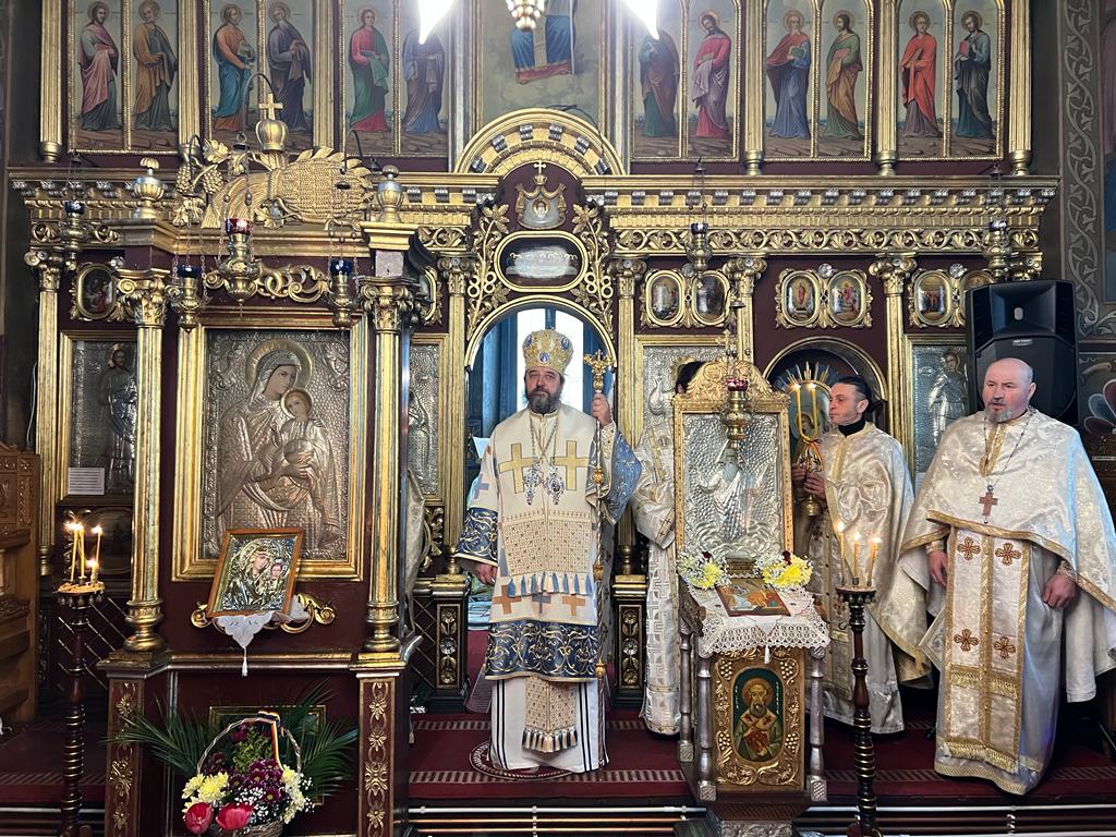 Slujbă arhierească la Parohia Dreptu | PS Nichifor Botoșăneanul ne îndeamnă să avem credință statornică pentru a rămâne în legătură cu Dumnezeu