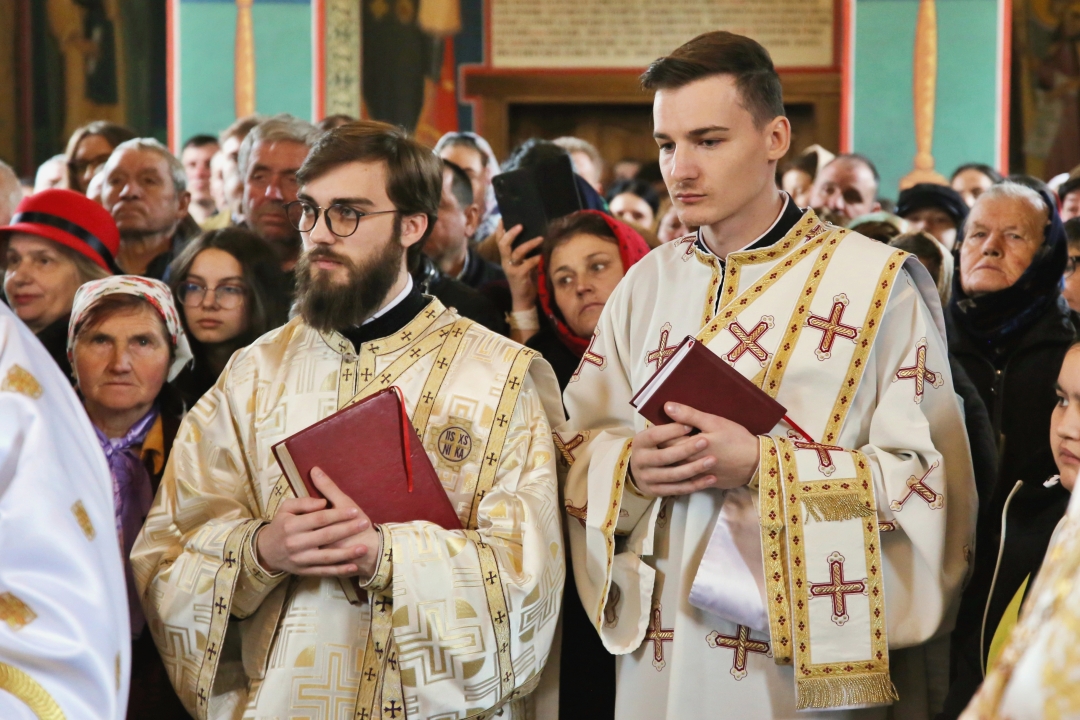 Eveniment inedit la Parohia Valea Racului: a fost hirotonit noul paroh, iar fetița lui a fost botezată de PS Nichifor Botoșăneanul