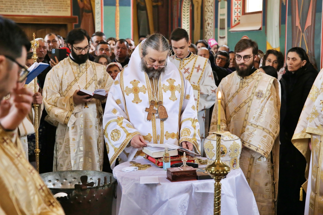 Eveniment inedit la Parohia Valea Racului: a fost hirotonit noul paroh, iar fetița lui a fost botezată de PS Nichifor Botoșăneanul