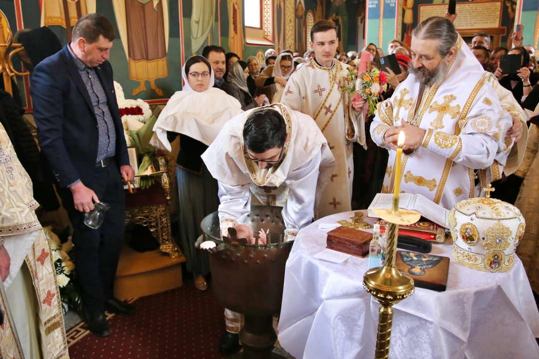 Eveniment inedit la Parohia Valea Racului: a fost hirotonit noul paroh, iar fetița lui a fost botezată de PS Nichifor Botoșăneanul