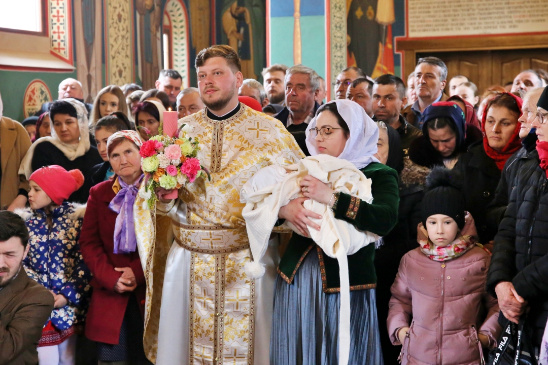 Eveniment inedit la Parohia Valea Racului: a fost hirotonit noul paroh, iar fetița lui a fost botezată de PS Nichifor Botoșăneanul