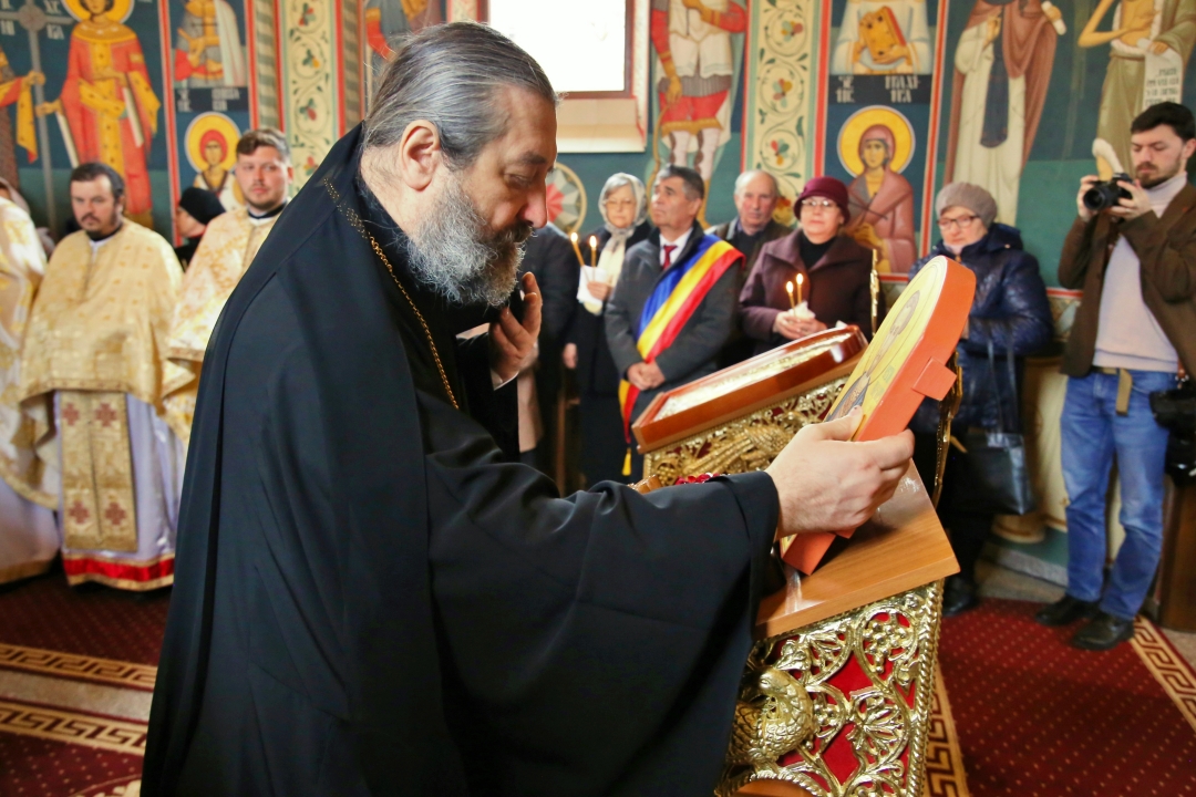 Eveniment inedit la Parohia Valea Racului: a fost hirotonit noul paroh, iar fetița lui a fost botezată de PS Nichifor Botoșăneanul