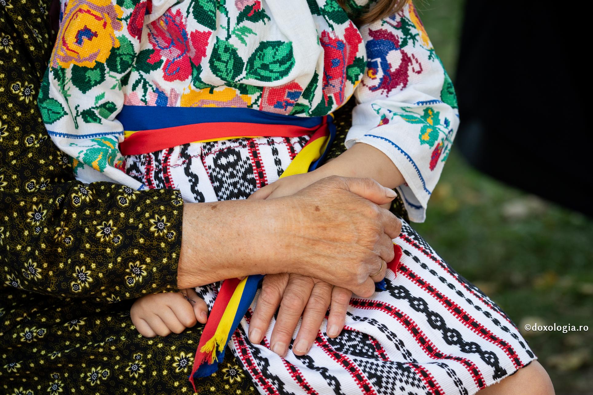 Rolul bunicilor în educația copiilor / Foto: Oana Nechifor copilă în port popular în brațele bunicii