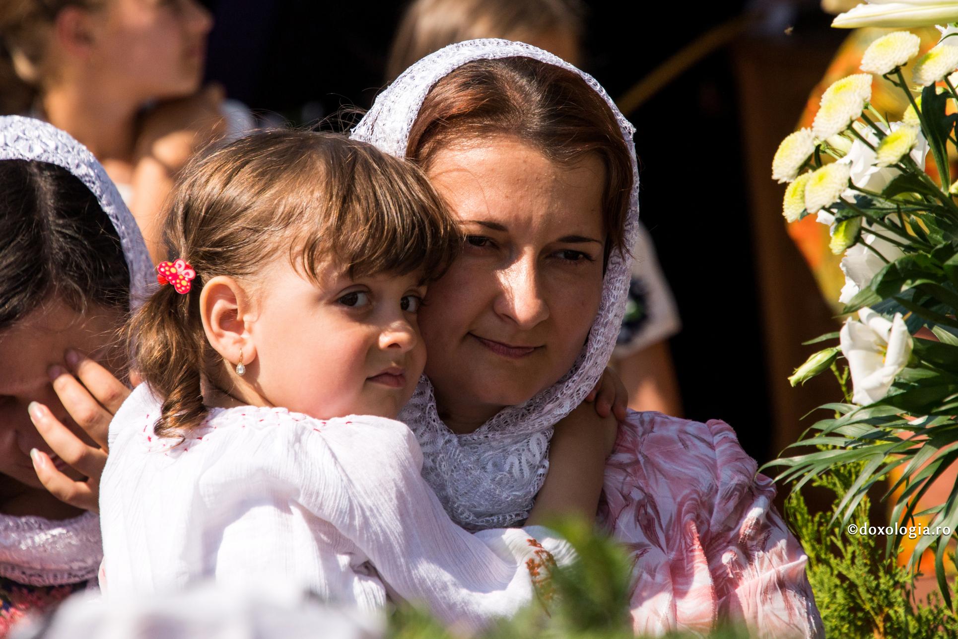 Să fii mamă e o binecuvântare și o minunată șansă de a crește / Foto: Bogdan Zamfirescu mamă cu copilul în brațe