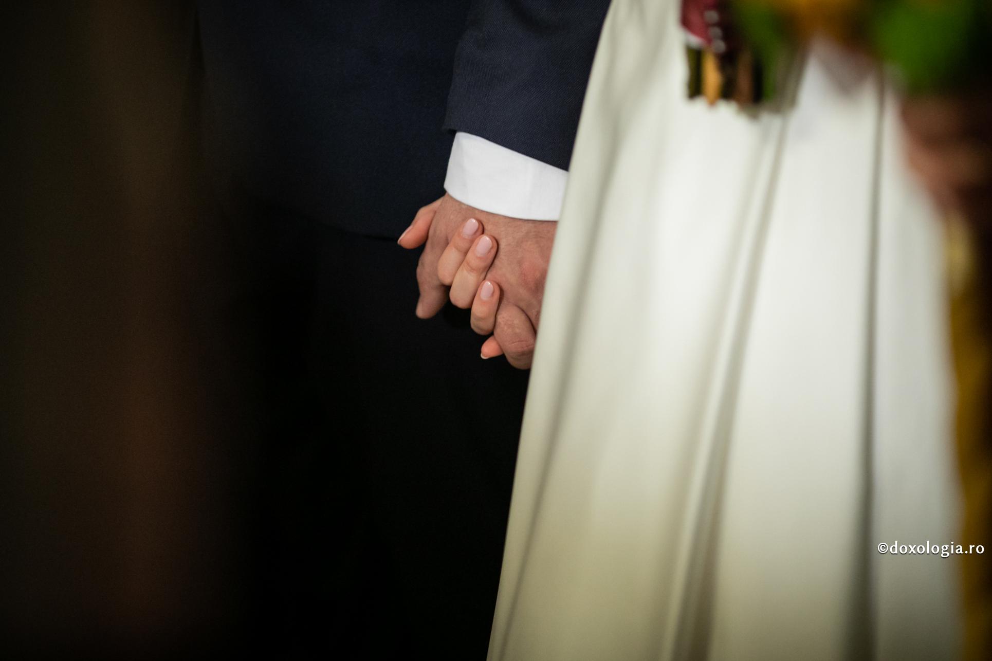 Sfaturi la început de drum pentru tinerii căsătoriți / Foto: Oana Nechifor miri ținându-se de mână