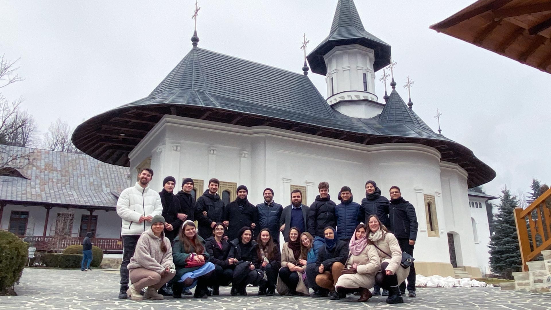 Tabără de iarnă, organizată de „Prietenii Sfinților Trei Ierarhi”