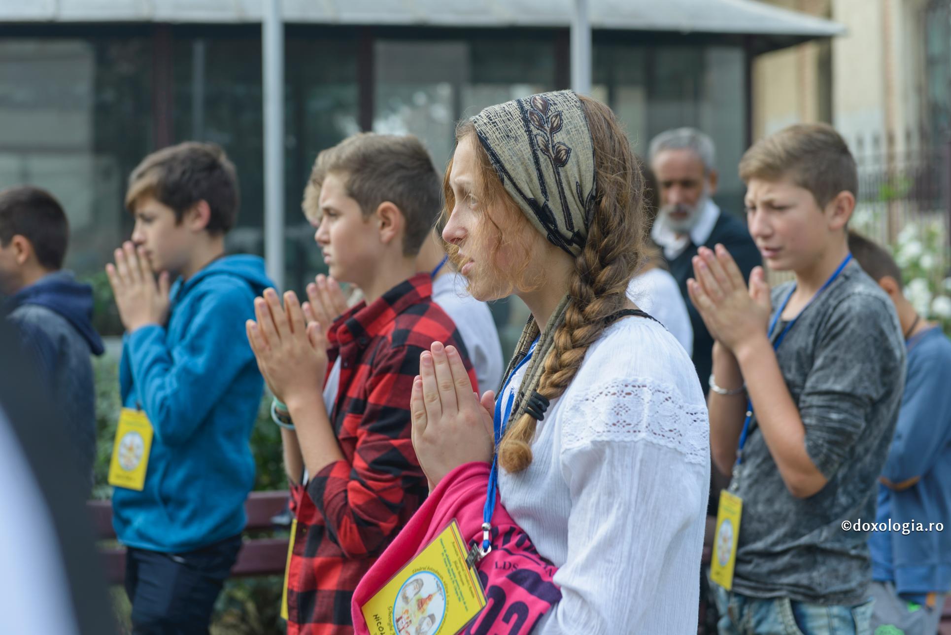 Viața curată este absolut necesară tinerilor care se pregătesc pentru a da piept cu viața Viața curată este absolut necesară tinerilor care se pregătesc pentru a da piept cu viața