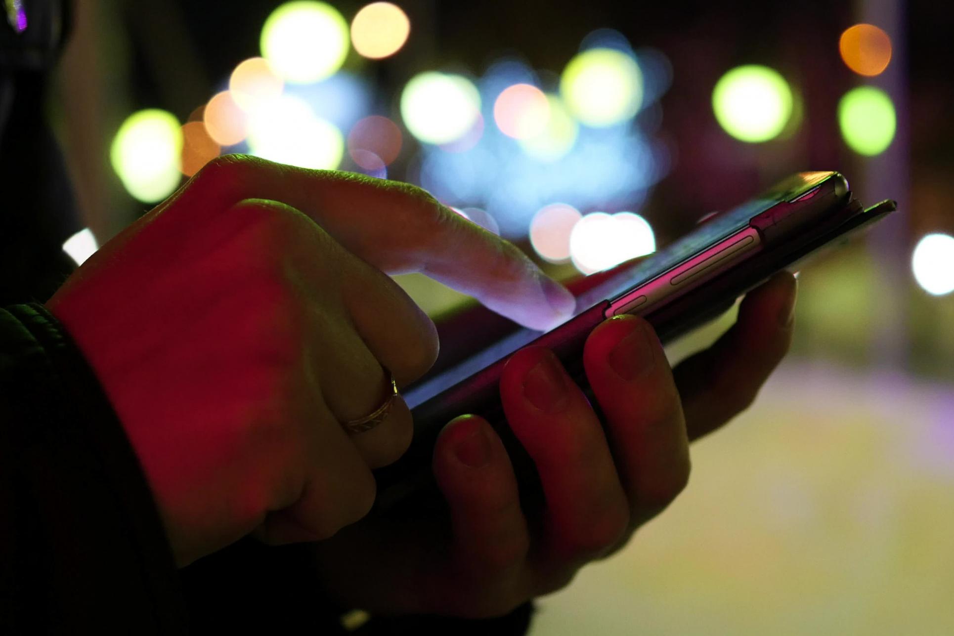 Rețelele sociale, tehnologia IT și copiii telefon în mână