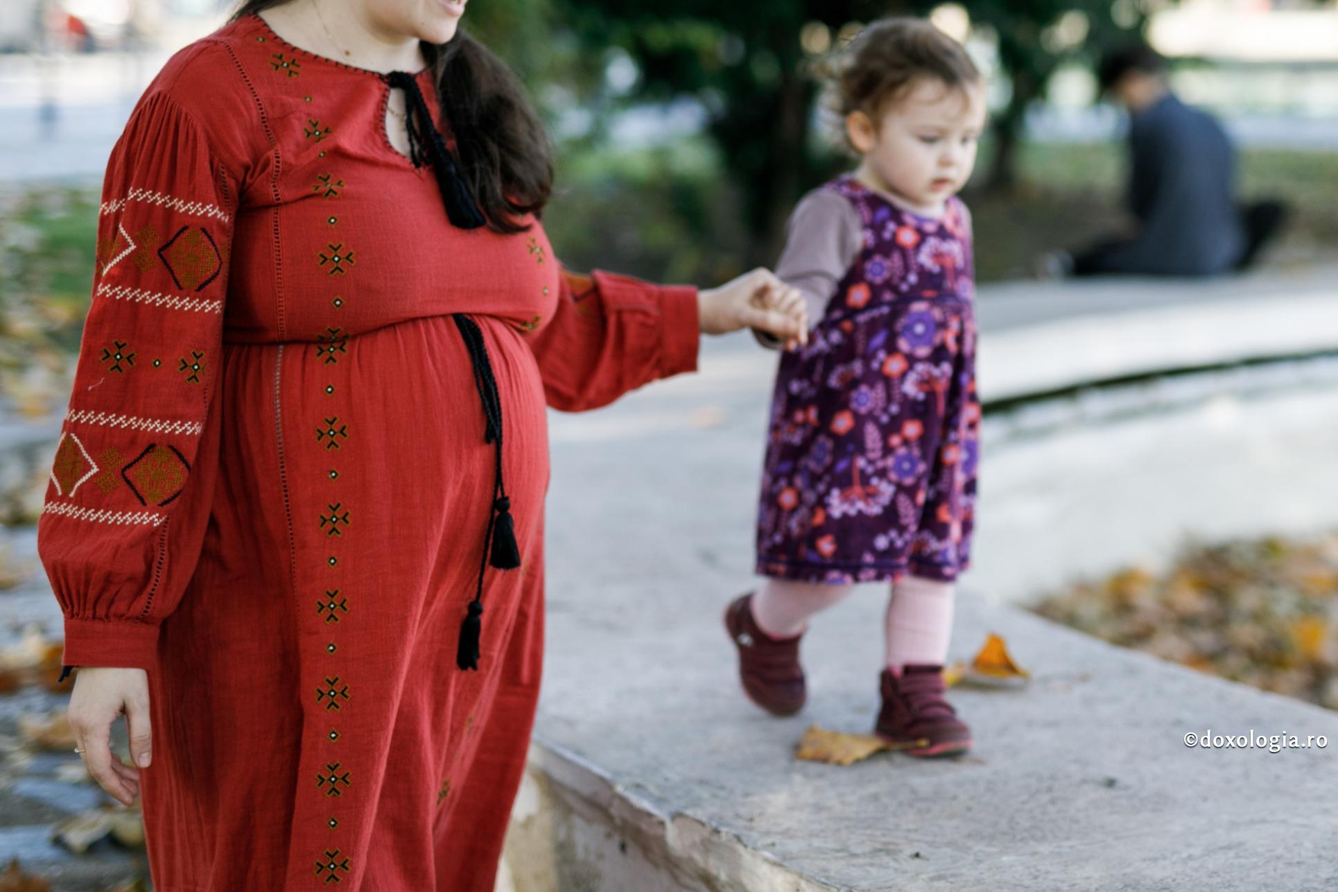 Dinamica relațiilor se schimbă când mai vine un copil în familie / Foto: Oana Nechifor femeie însărcinată de mână cu copilul