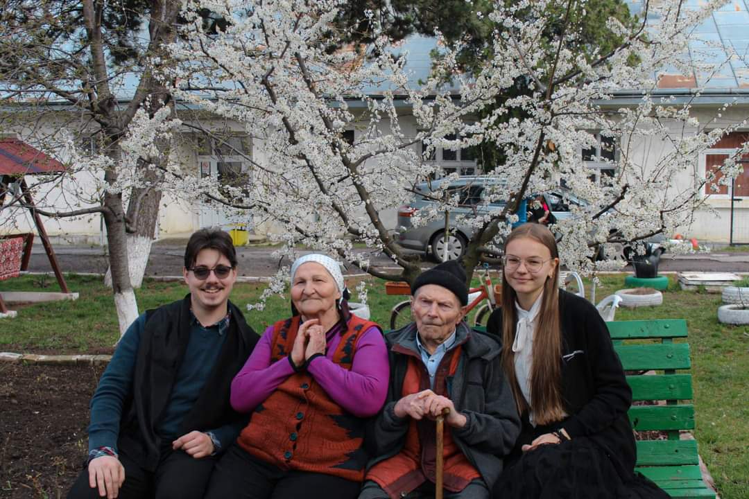 Voluntarii Colegiului „Sfântul Nicolae”, alături de 40 de bătrâni de la azilul din Trușești