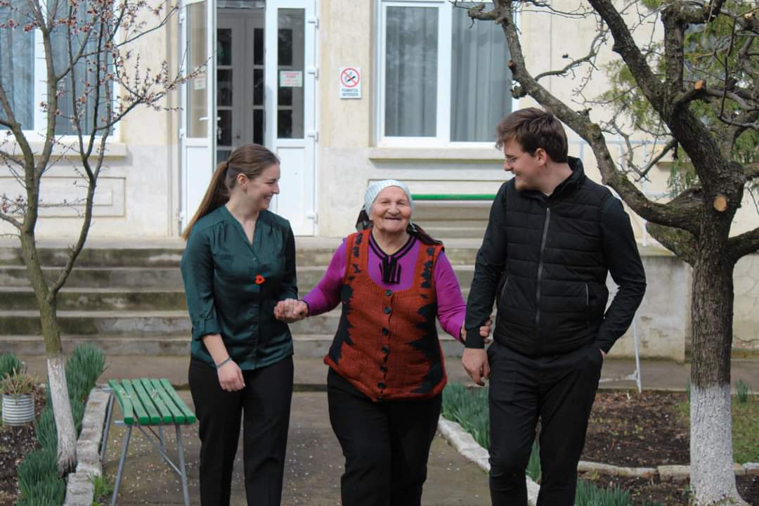 Voluntarii Colegiului „Sfântul Nicolae”, alături de 40 de bătrâni de la azilul din Trușești