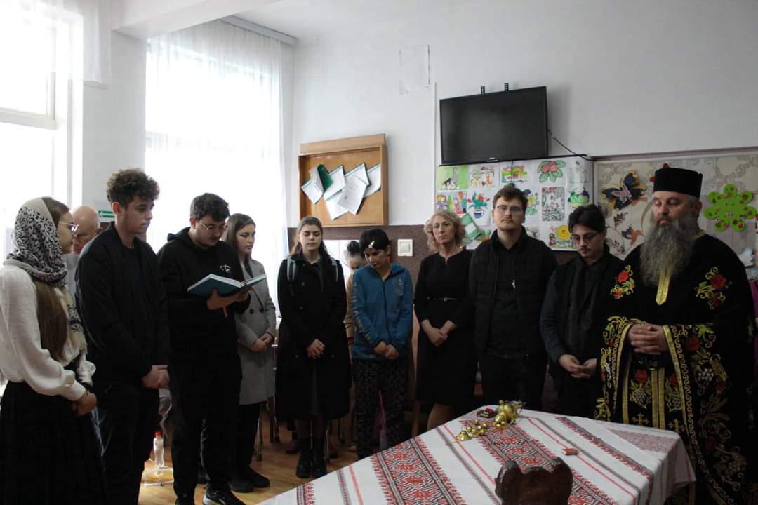 Voluntarii Colegiului „Sfântul Nicolae”, alături de 40 de bătrâni de la azilul din Trușești