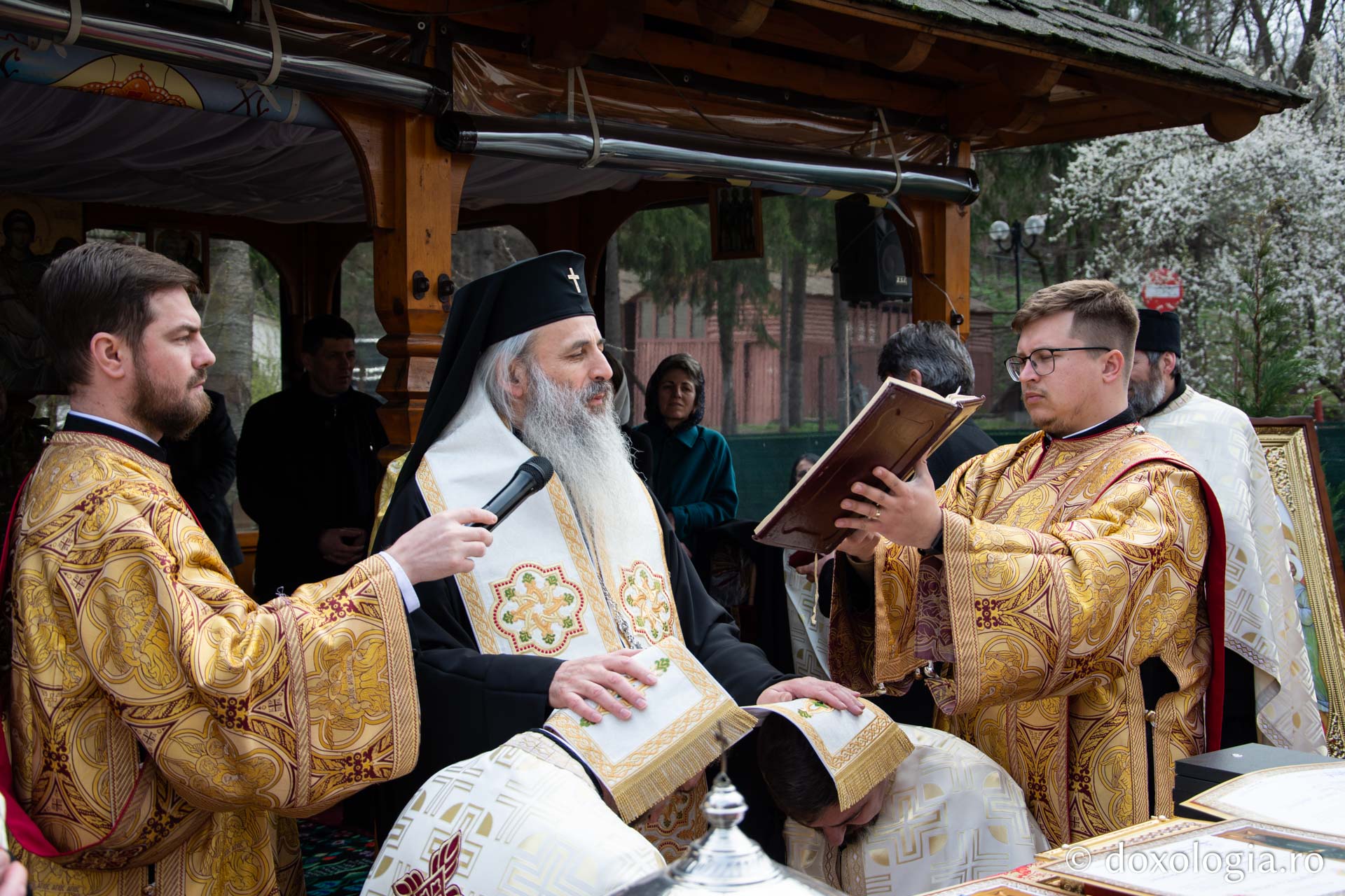 IPS Teofan a sfințit Centrul de zi pentru persoane vârstnice din Bălțătești