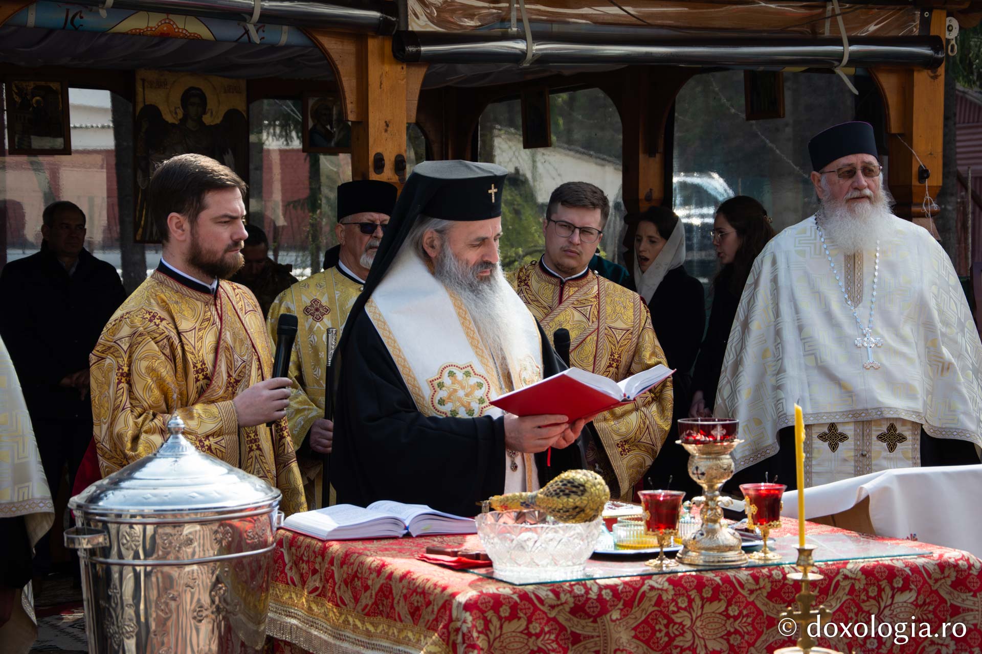 (Video) IPS Teofan a sfințit Centrul de zi pentru persoane vârstnice din Bălțătești