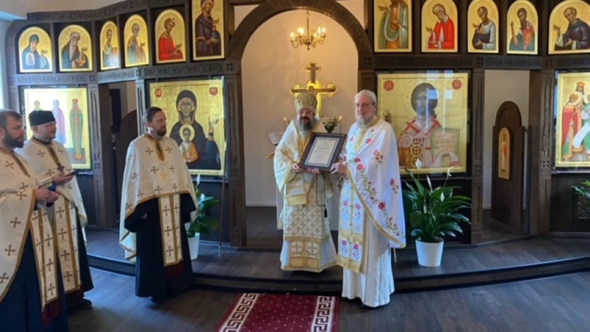 Episcopul Macarie a conferit „Crucea Nordului” Părintelui Profesor John Behr