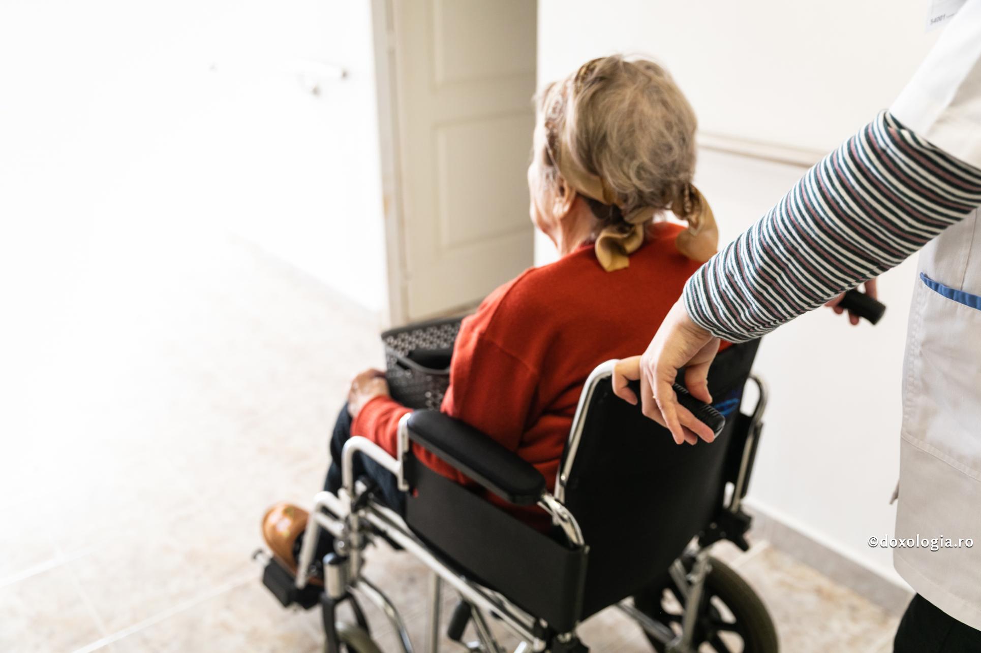 Alături de vârstnicii bolnavi