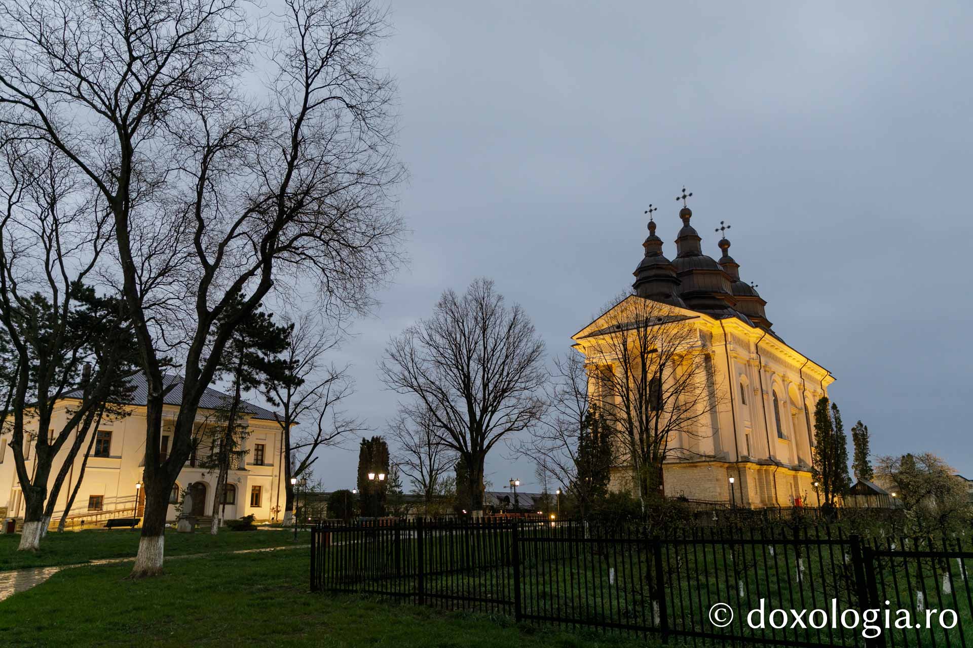 (Foto) Denia din Sfânta și Marea Miercuri la Mănăstirea Frumoasa