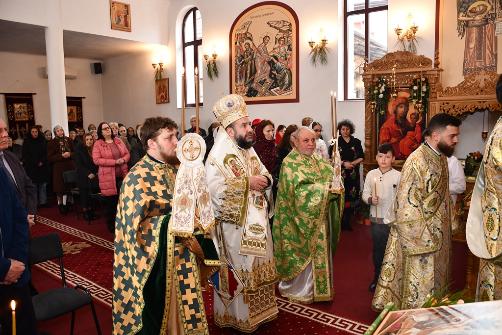 Foto: episcopiacaransebesului.ro Parohia „Intrarea Domnului în Ierusalim” din Caransebeș și-a sărbătorit hramul