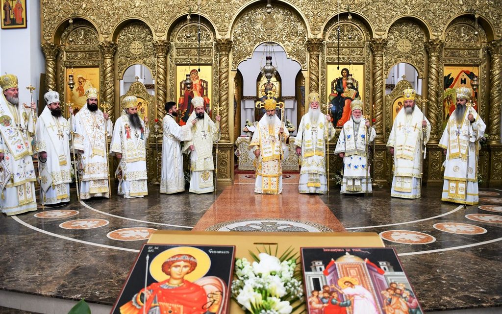 Foto: episcopiacaransebesului.ro Zece ierarhi au slujit la hramul Catedralei Episcopale din Caransebeș