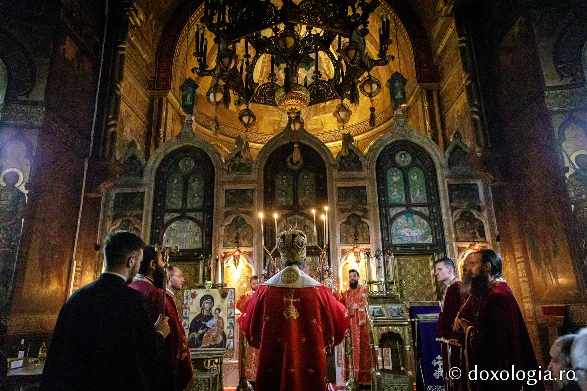 Joia Mare sau amintirea instituirii Tainei Sfintei Euharistii | Slujbă arhierească la Mănăstirea „Sfinții Trei Ierarhi”