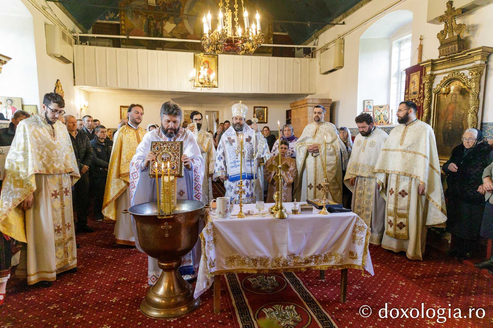 Liturghie baptismală și sfințire de casă parohială la Parohia Drăgușeni