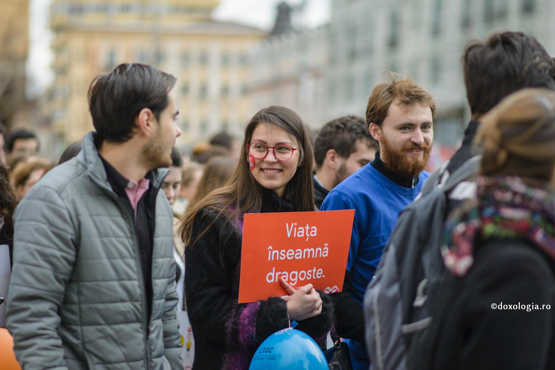 De dragul copiilor, să nu ne lăsăm copleșiți de greutăți și să zâmbim mai des! / Foto: Oana Nechifor tineri la Marșul pentru viață