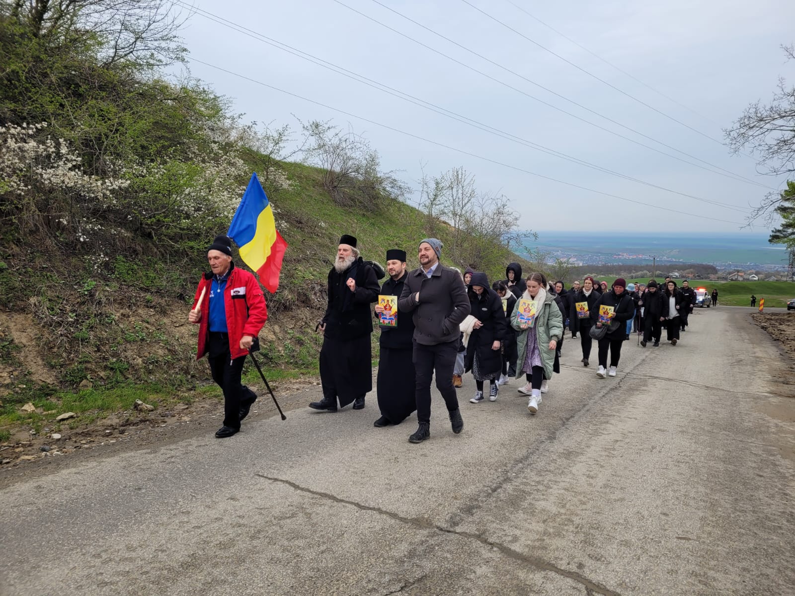 Credincioșii din Hârlău au mers în procesiune până la Mănăstirea Sângeap-Basaraba