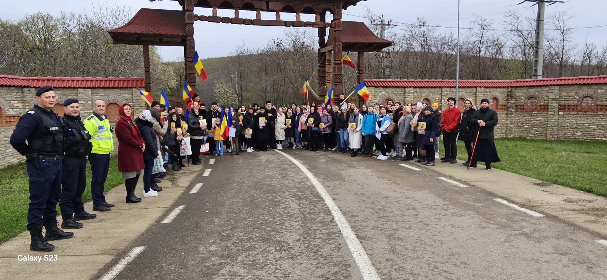 Credincioșii din Hârlău au mers în procesiune până la Mănăstirea Sângeap-Basaraba
