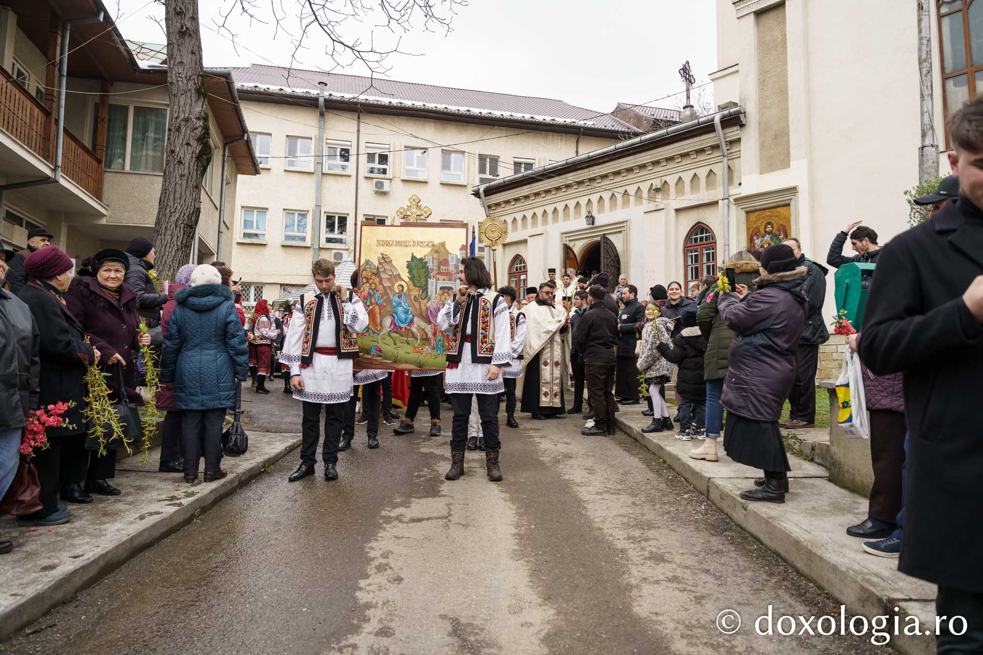 Mii de ieșeni la Procesiunea tradițională de Florii