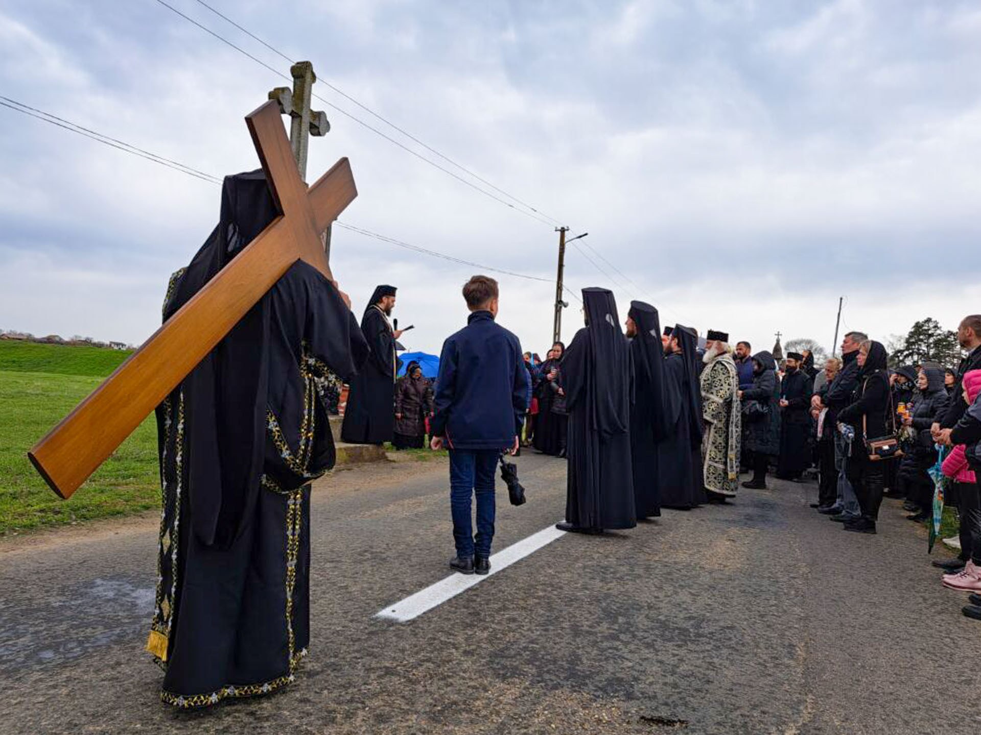 Foto: arhiepiscopiaaradului.ro Drumul Crucii, procesiune tradițională la Mănăstirea Hodoș-Bodrog