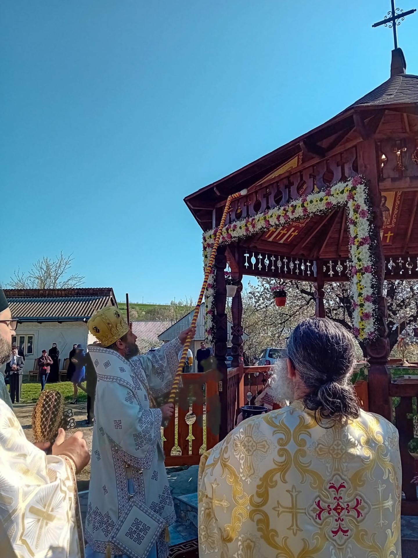 Altarul de vară al Parohiei Zbereni a fost sfințit astăzi