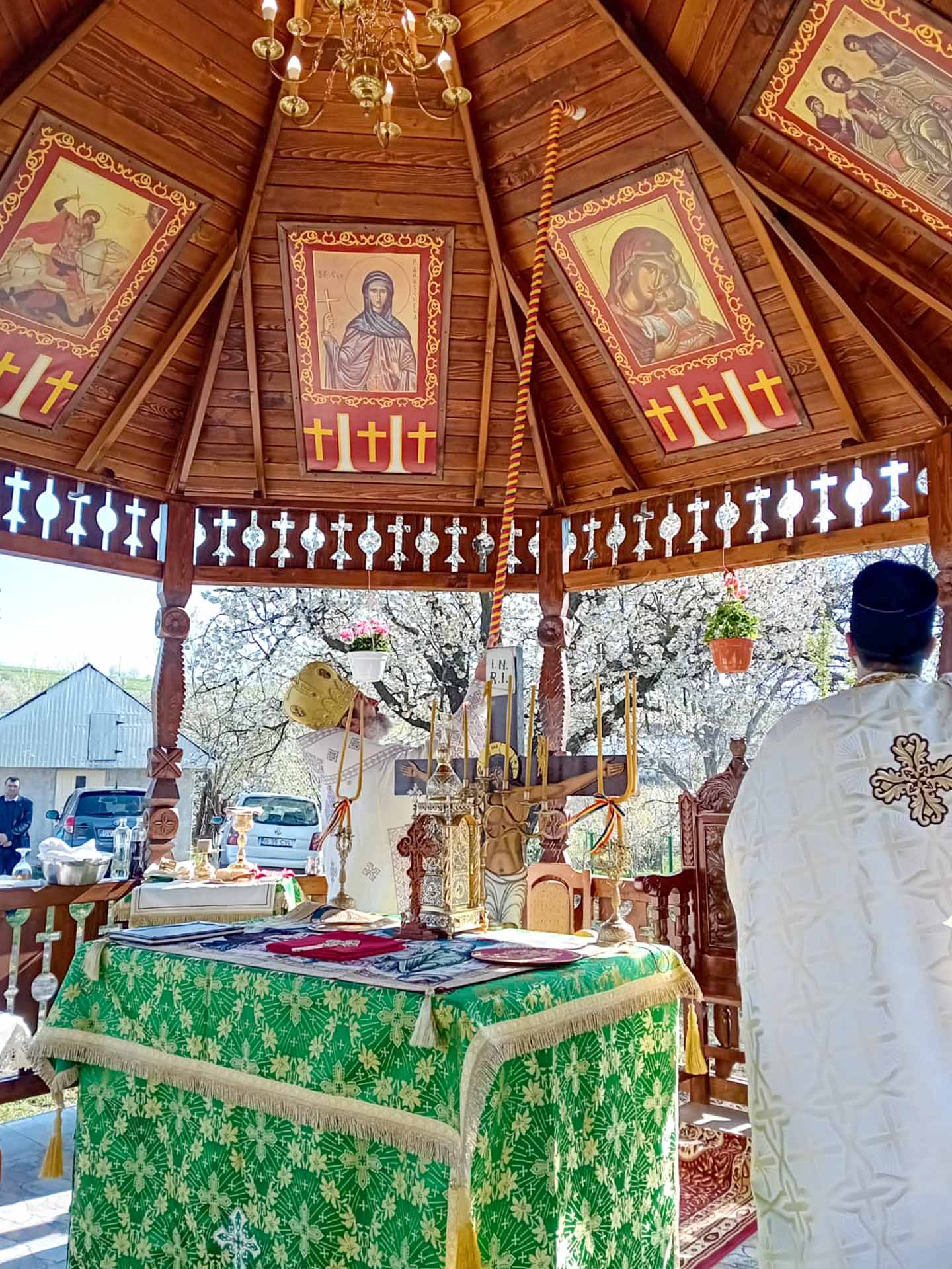 Altarul de vară al Parohiei Zbereni a fost sfințit astăzi